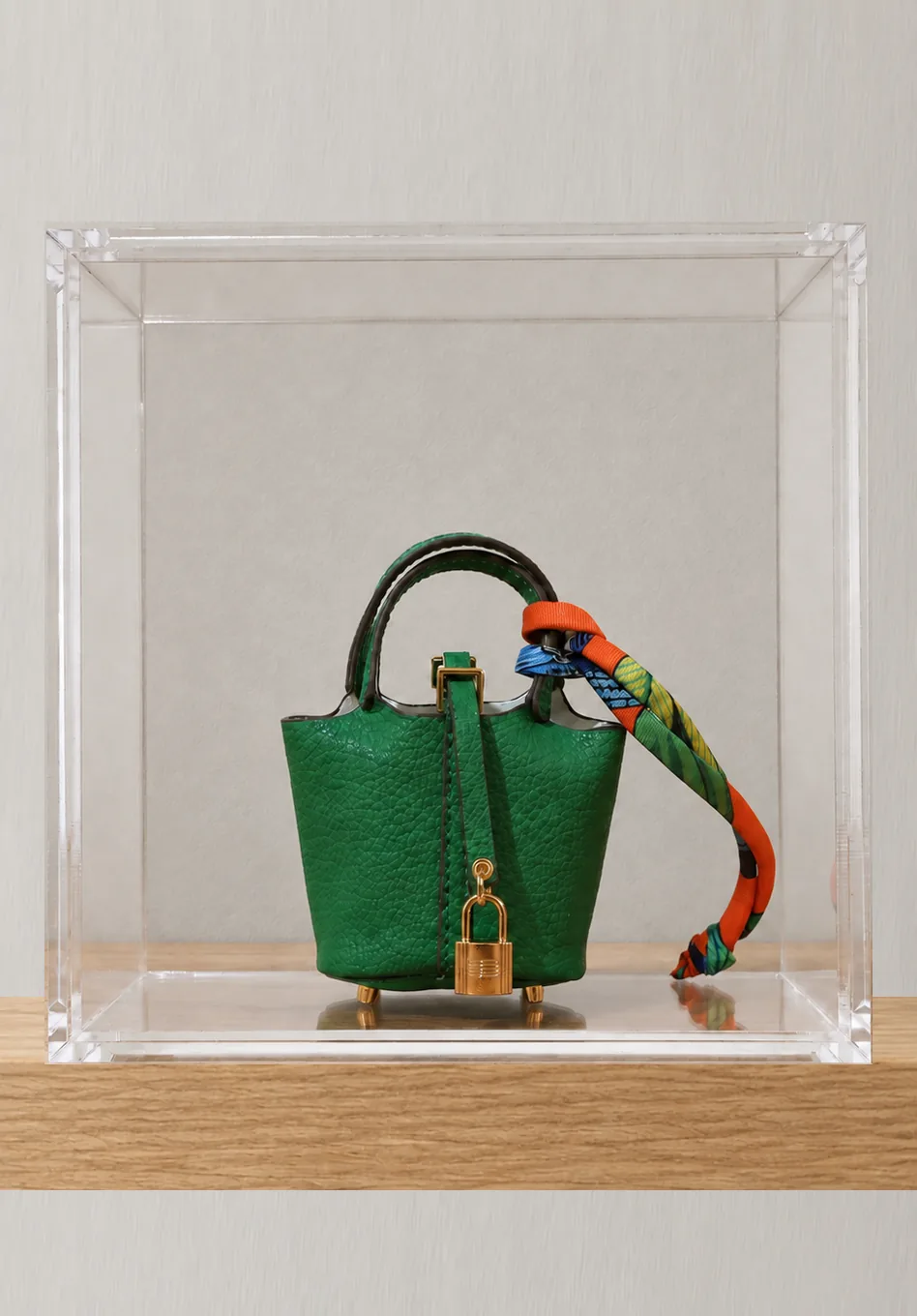 Mini bolsa decorativa verde em moldura de acrílico transparente, da linha Ícones