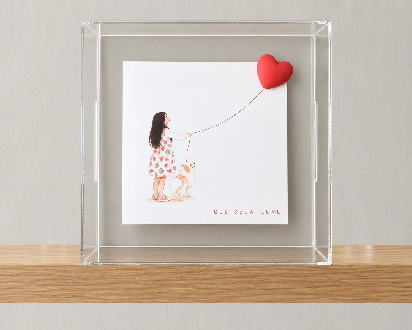 Quadro "Que Seja Leve" com ilustração de menina, cachorro e coração em cerâmica, em moldura de acrílico