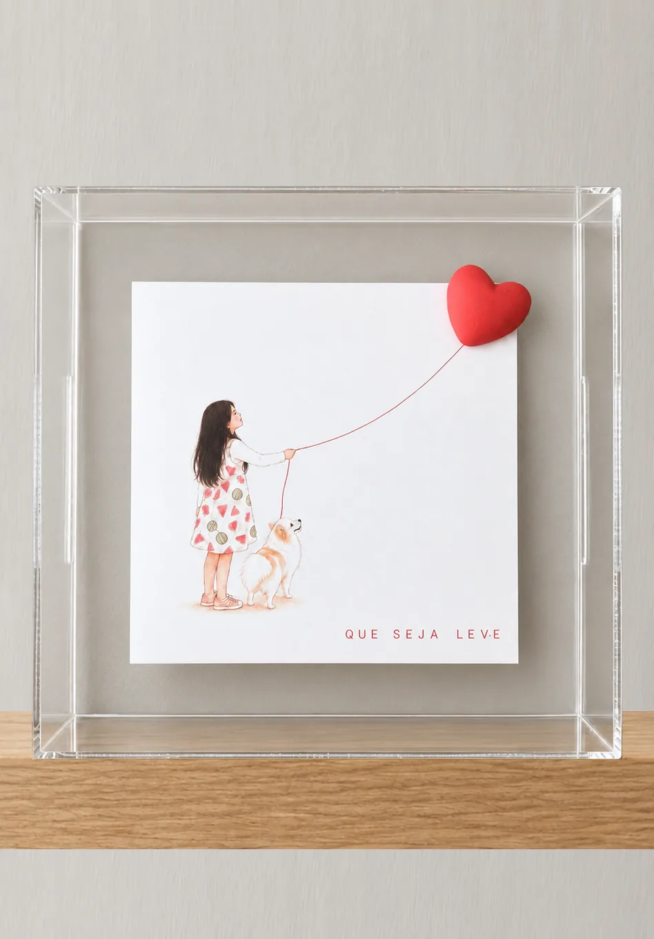 Quadro "Que Seja Leve" com ilustração de menina, cachorro e coração em cerâmica, em moldura de acrílico