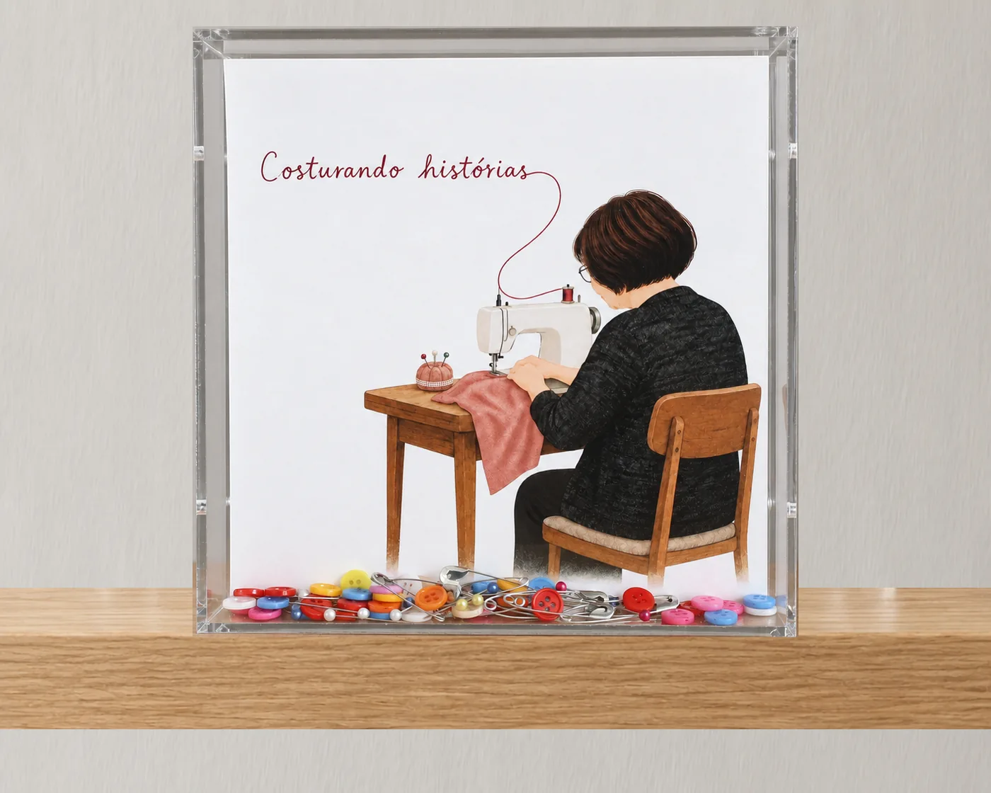 Quadro personalizado "Costurando histórias" com ilustração e botões e alfinetes em cerâmica, em moldura de acrílico
